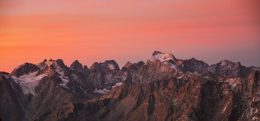 Lever de soleil sur la Barre des Ecrins, ©Thibaud Blais - Collection FFCAM