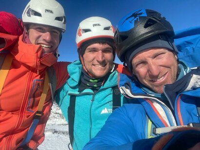 Vue sur l'Espagne, Martin de Truchis, Amaury Fouillade et Mathieu Détrie sur la crête sommitale après les 3 étages à la journée et Aliento en libre Vue sur l'Espagne, Martin de Truchis, Amaury Fouillade et Mathieu Détrie sur la crête sommitale après les 3 étages à la journée et Aliento en libre