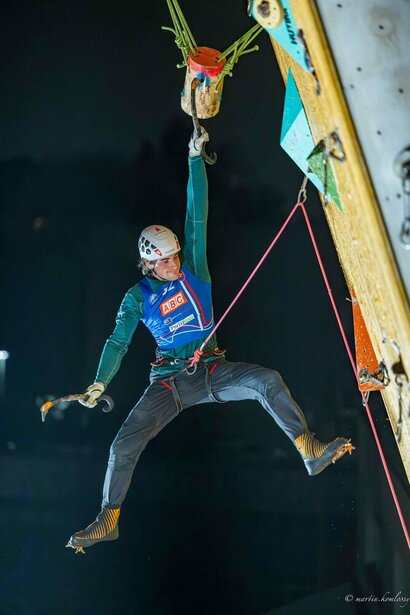 Virgile Devin, crochetant le module de la voie de finale © Martin Komlossy - UIAA Virgile Devin, crochetant le module de la voie de finale © Martin Komlossy - UIAA