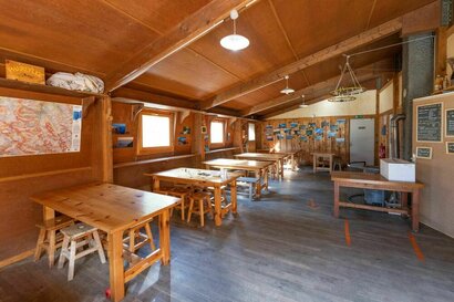 Salle commune - refuge Aiguilles d'Arves ©Thibaut Blais Salle commune - refuge Aiguilles d'Arves ©Thibaut Blais