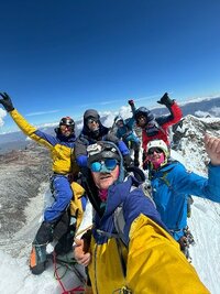 A droite arrivée au sommet Oschapalca (5 888m) Annabelle Bouchardon, Amaury Fouillade, Clovis Paulin, Martin de Truchis, Victor Garcin, Mathieu Detrie.
