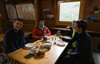 Tablée dans la salle commune Tablée dans la salle commune